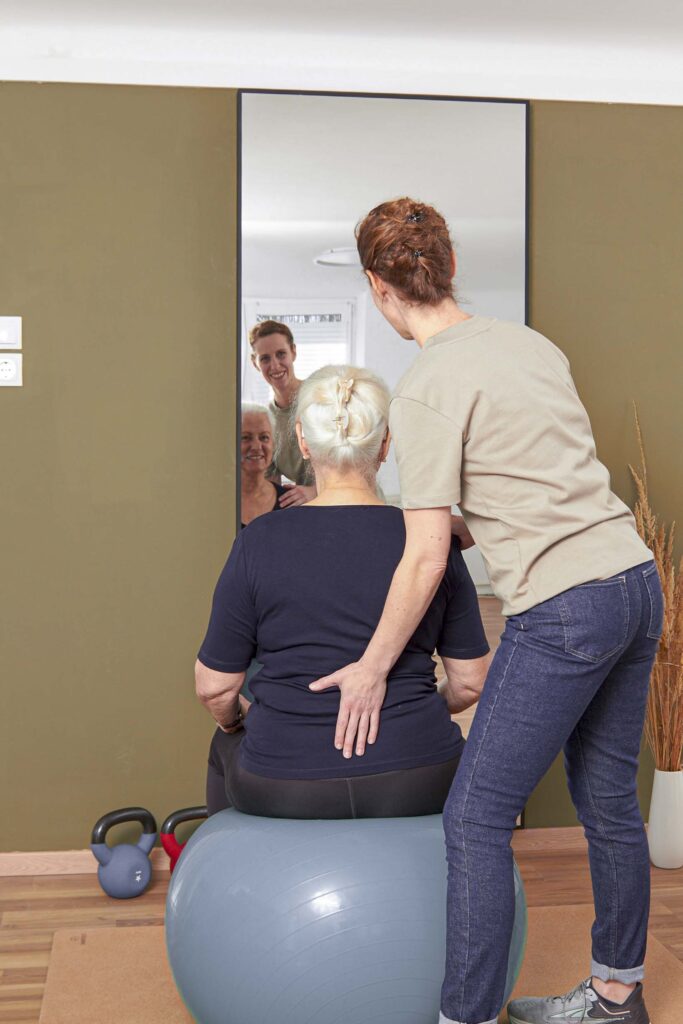 Physiotherapie-Seniorin-mit-Ball
